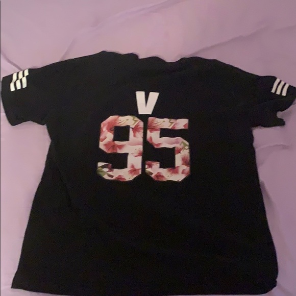 BTS V shirt !! - Picture 2 of 2
